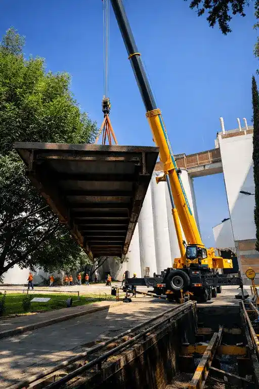 Grúa industrial trabajando en maniobra en Puebla